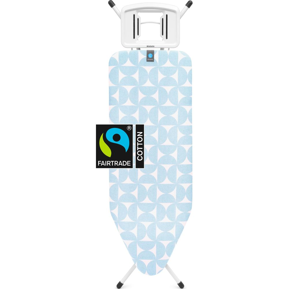 Een strijkplank met een blauw-wit patroon en een Fairtrade logo.