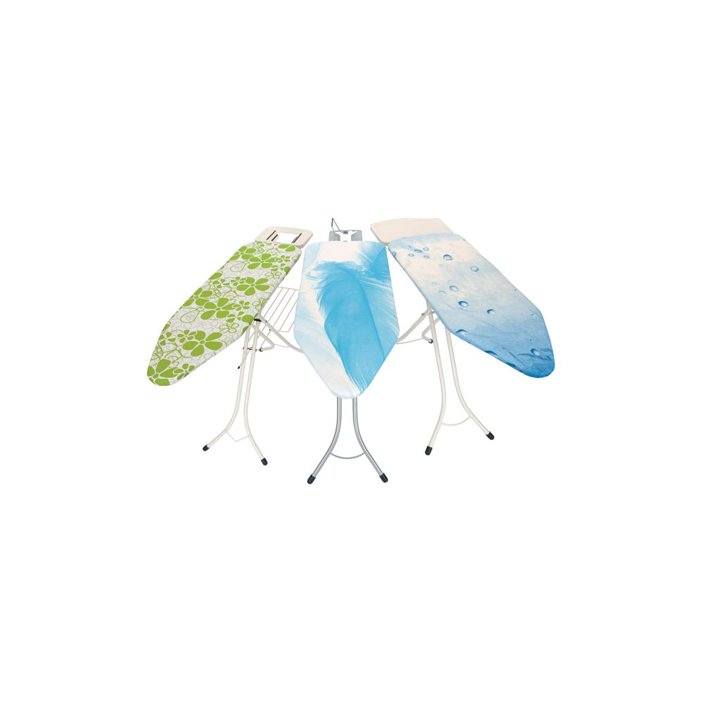 Trois planches à repasser avec housses colorées : verte à fleurs, bleue à plume, bleue à gouttes.