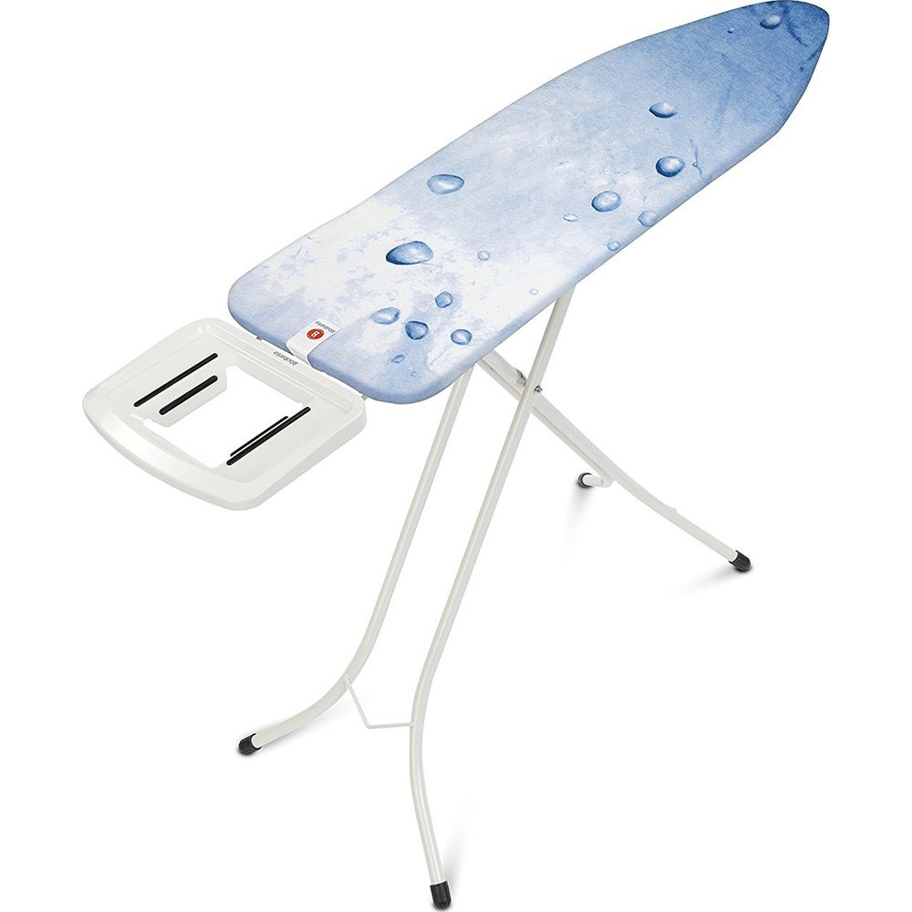 Une planche à repasser blanche avec une housse bleue à motifs de gouttes d'eau et un plateau blanc.
