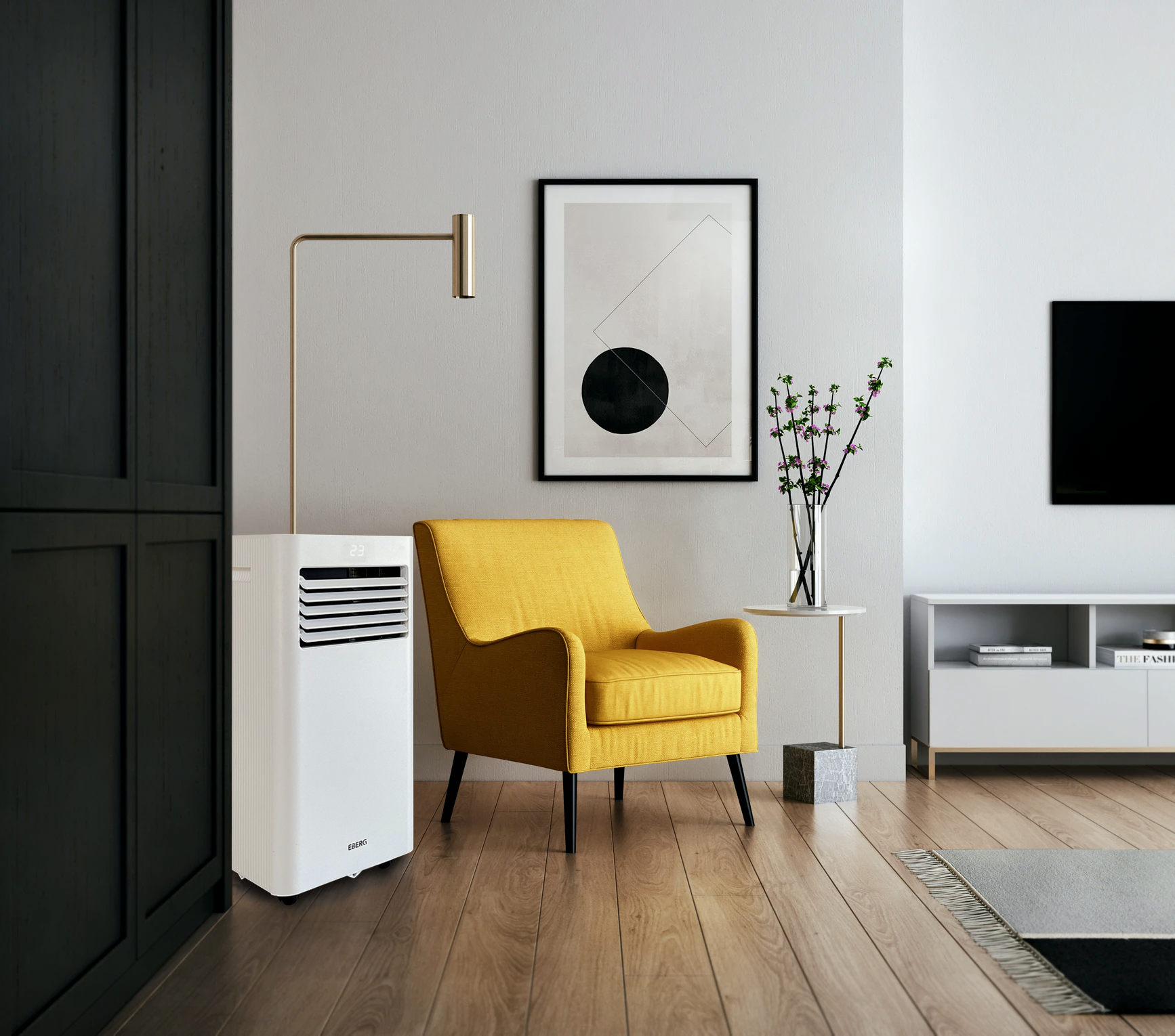 Biała klimatyzacja obok żółtego fotela. Stolik boczny z wazonem, obraz i szafka RTV w pokoju.