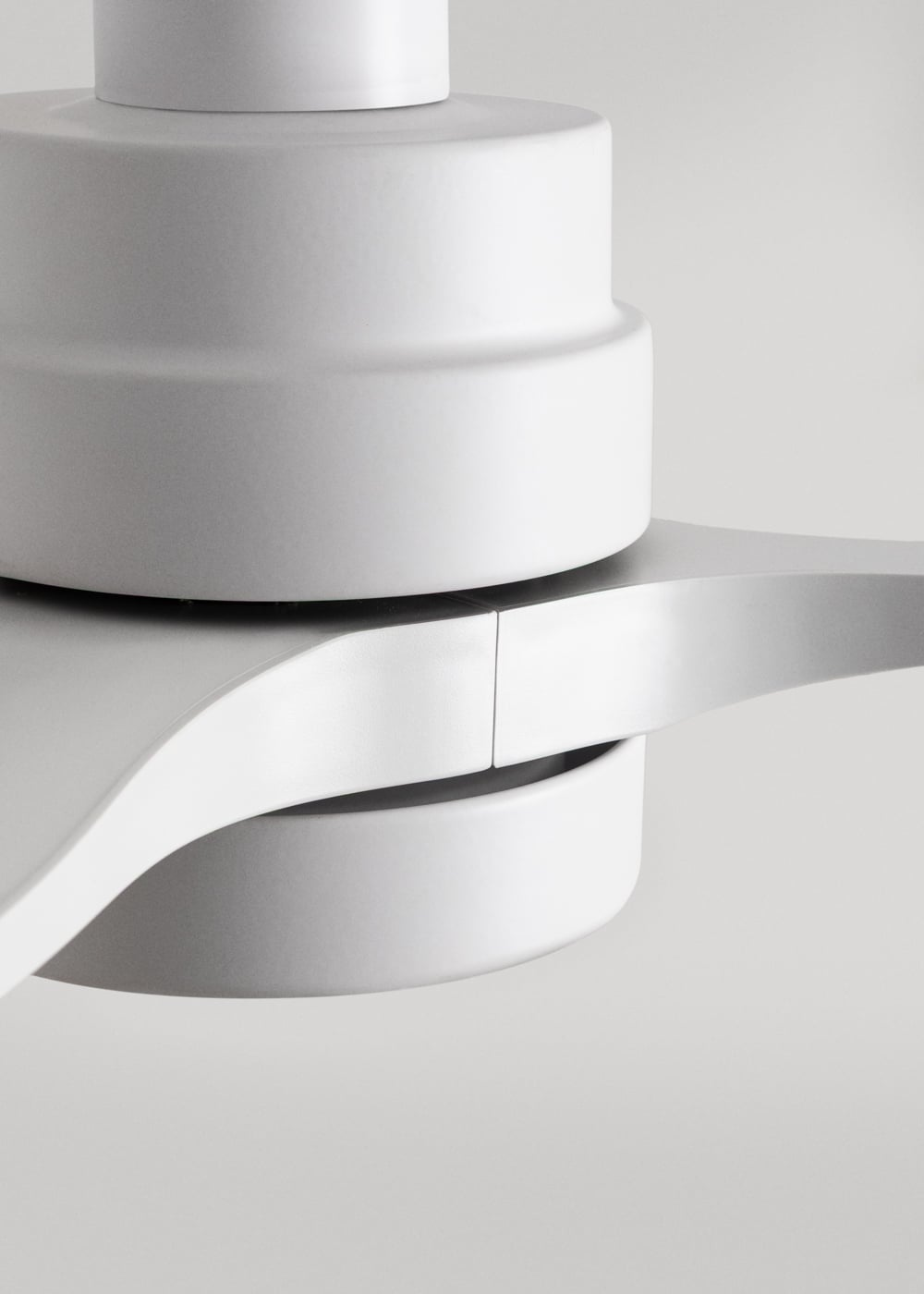 Primer plano de una base de ventilador blanca con bordes curvos y capas.