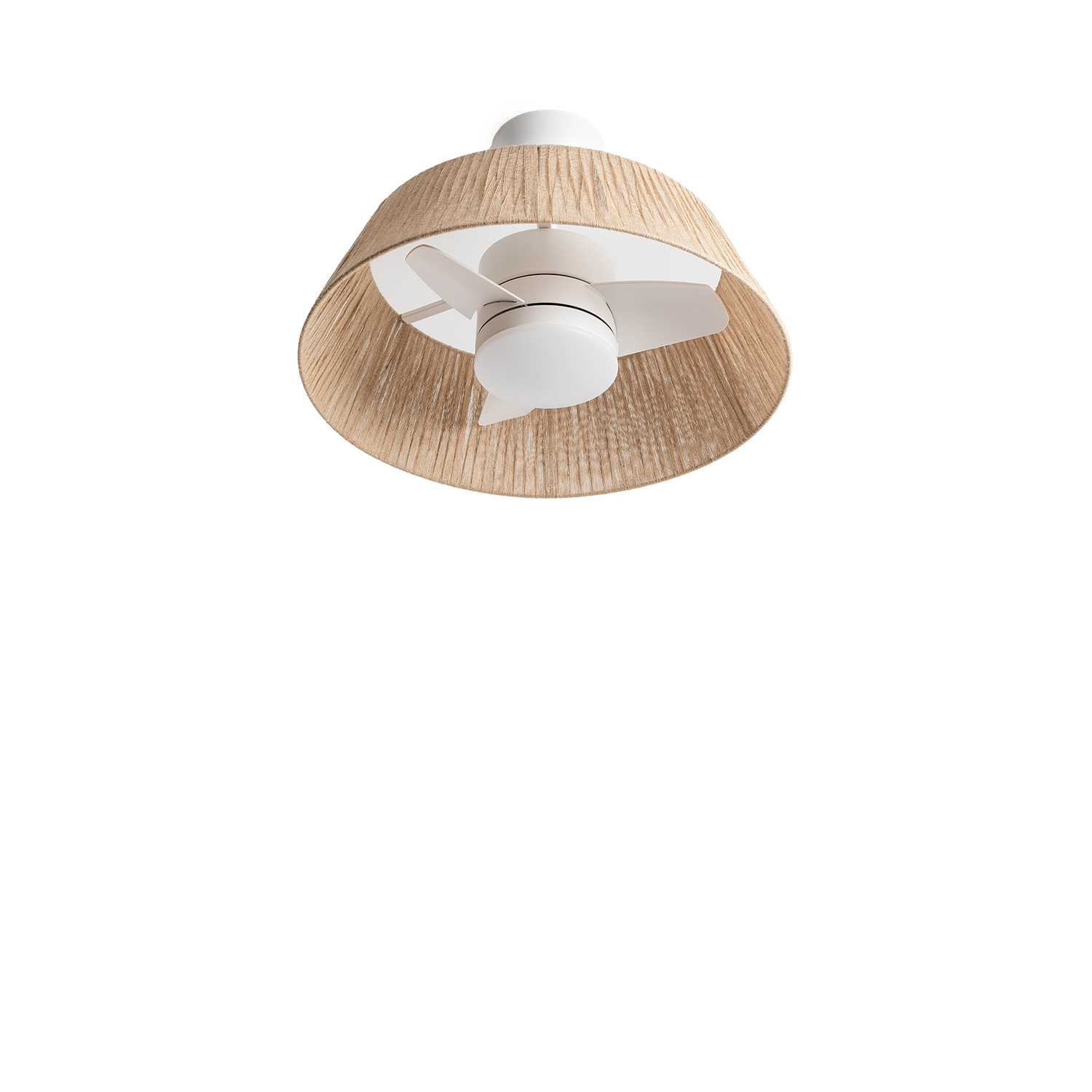 Ventilador de techo con carcasa blanca y pantalla de yute.