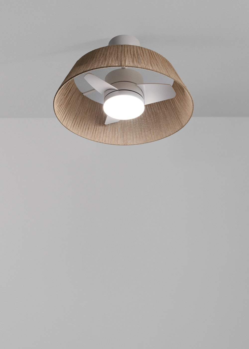 Ventilador de techo con pantalla de mimbre marrón y luz blanca.