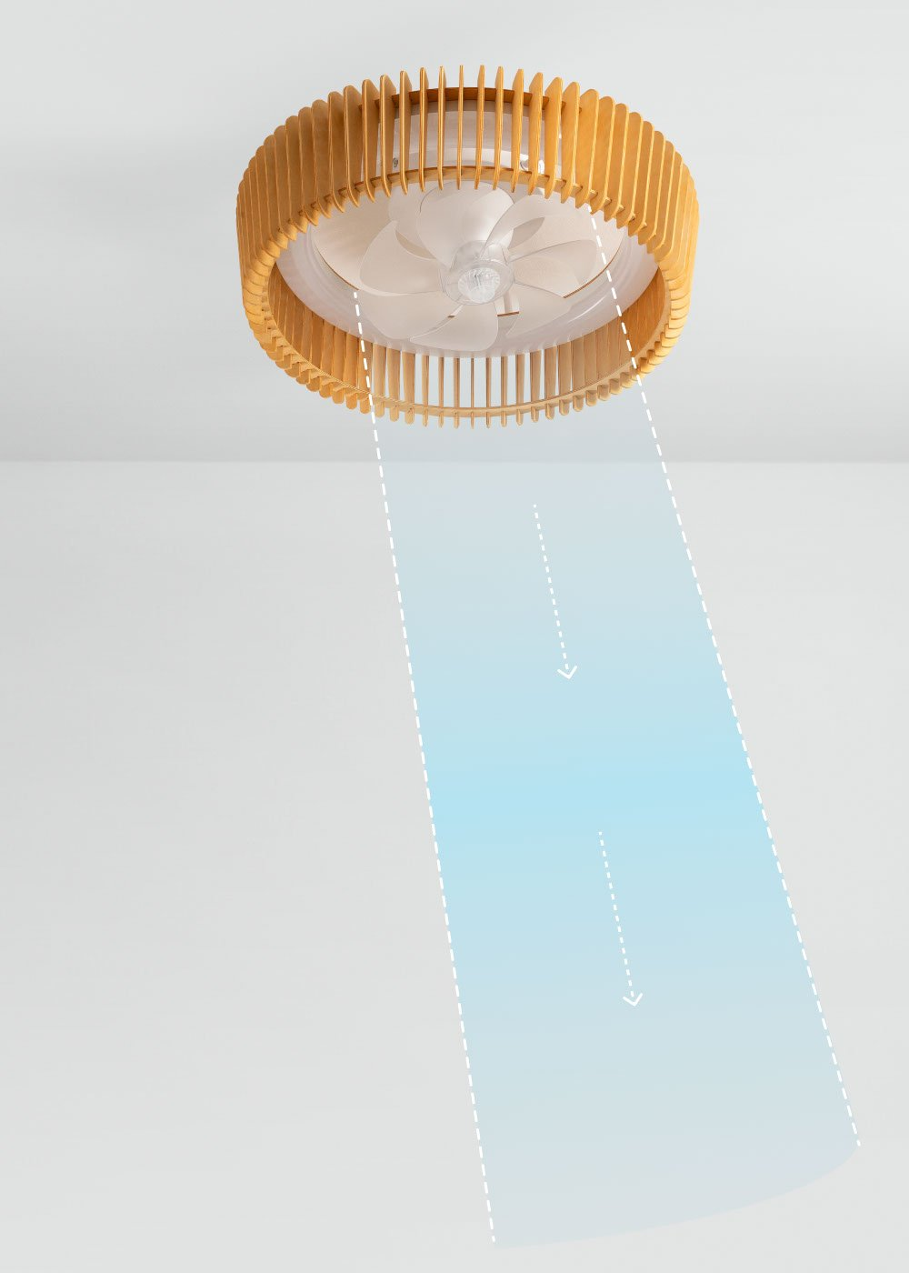 Ventilador de techo con lamas de madera y centro iluminado, se indica flujo de aire.