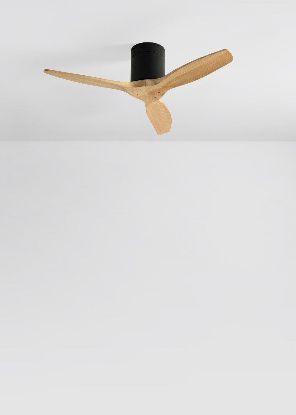 Un ventilador de techo moderno con tres aspas de madera y carcasa negra.