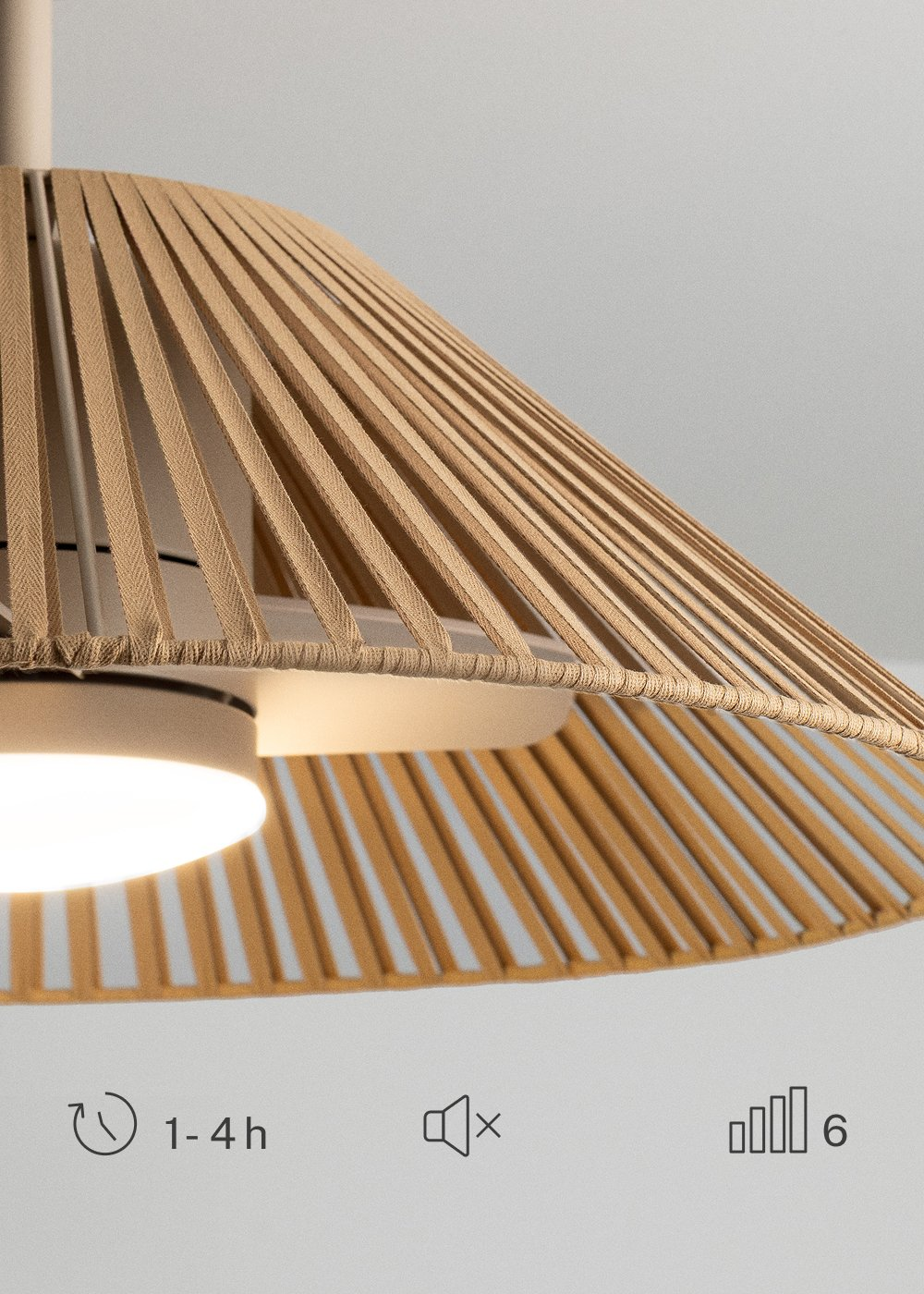 Una pantalla de lámpara brillante de listones de madera con un núcleo iluminado.