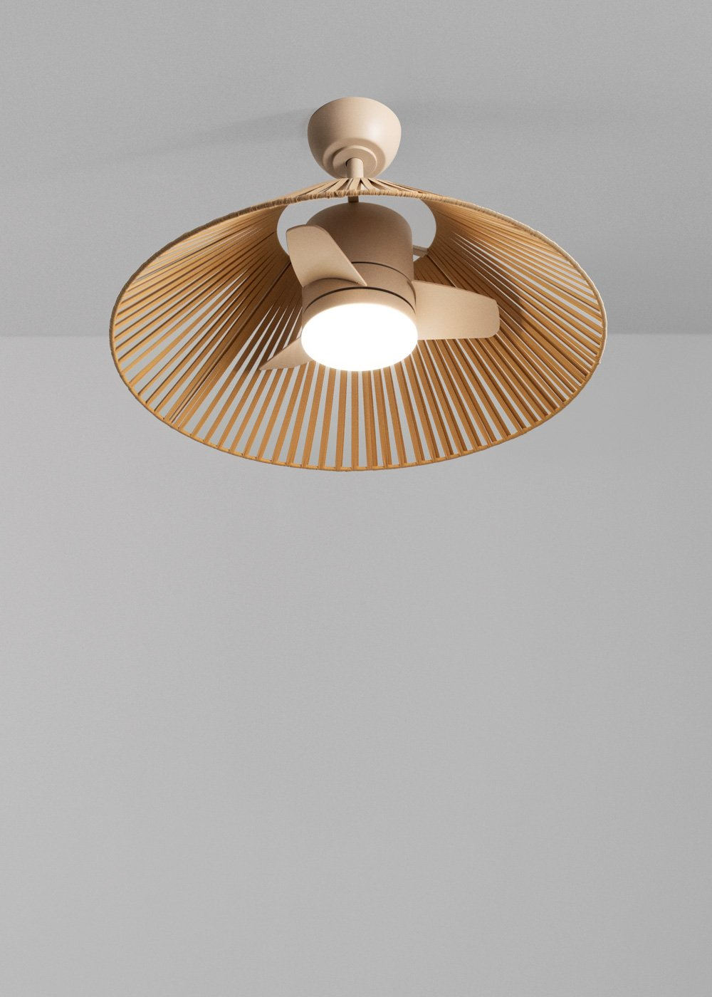 Ventilador de techo con luz, lamas de madera clara, carcasa color crema.