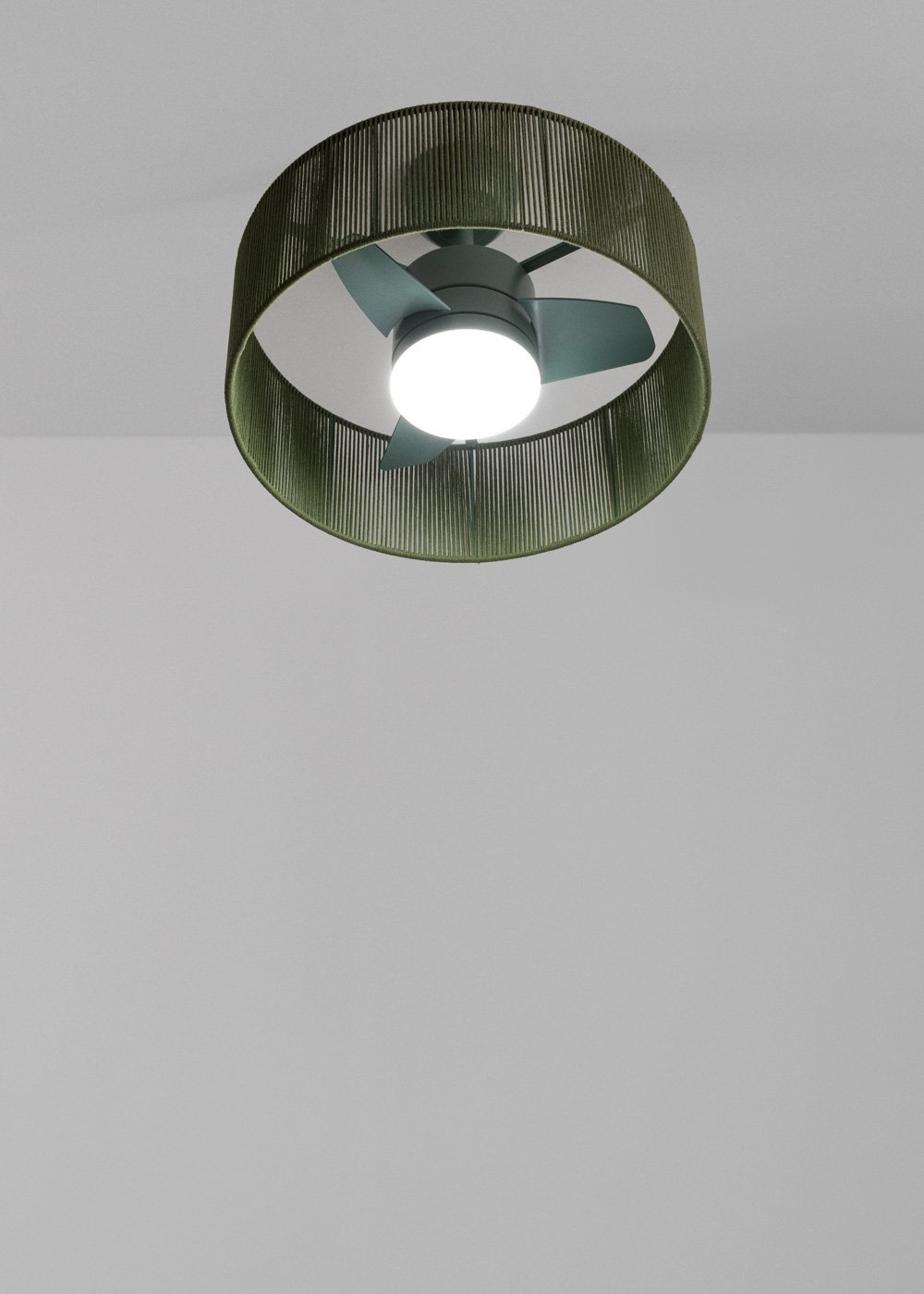 Ventilador de techo con pantalla de cuerda verde y aspas azules, iluminado.