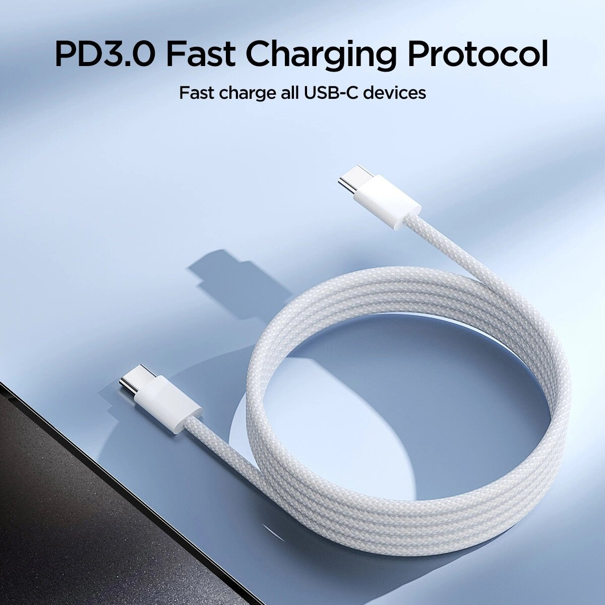 Weißes USB-C-Kabel auf blauer Oberfläche gerollt. Text: PD3.0 Fast Charging Protocol.
