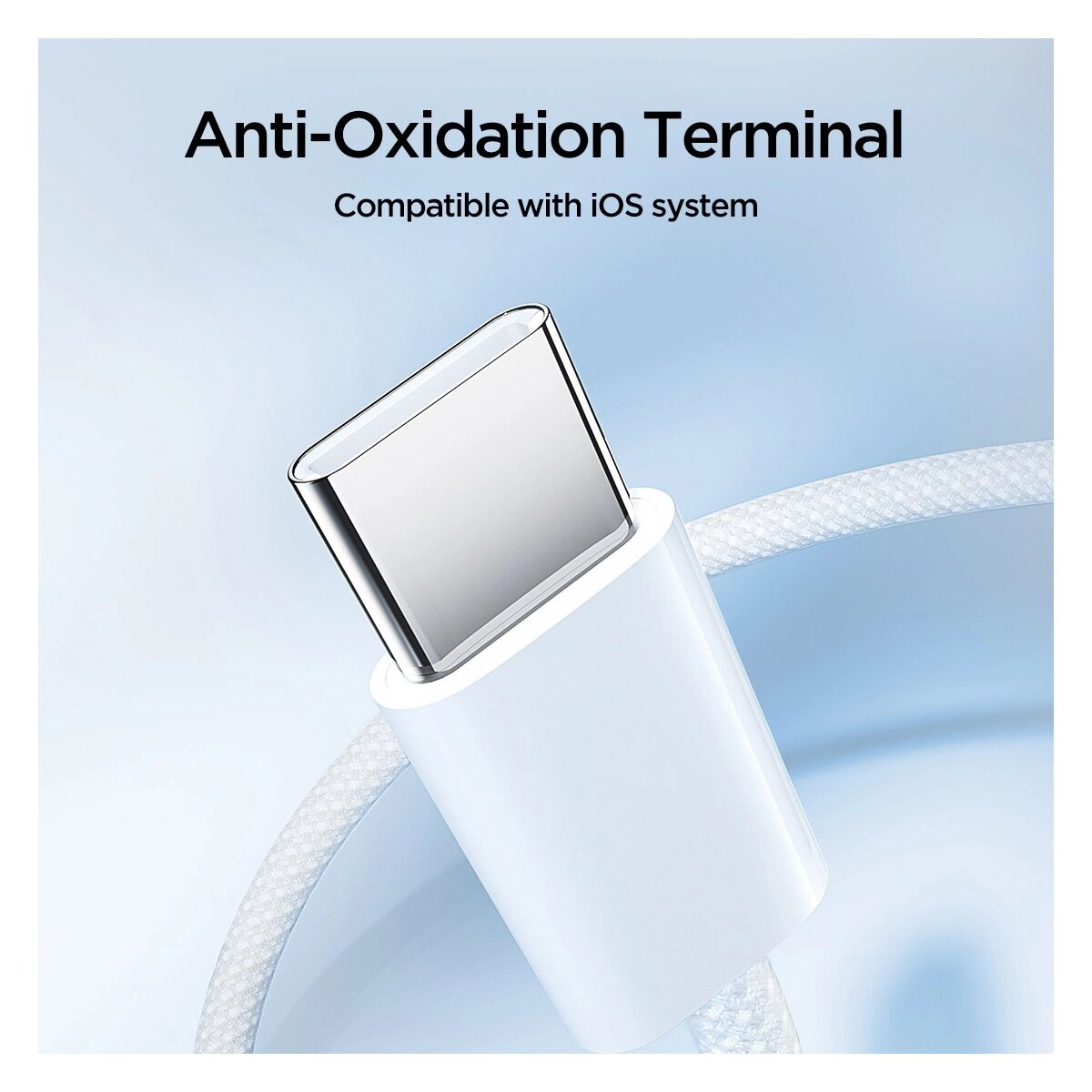 Ein weißer USB-C-Anschluss mit silberner Spitze, Teil eines Kabels.