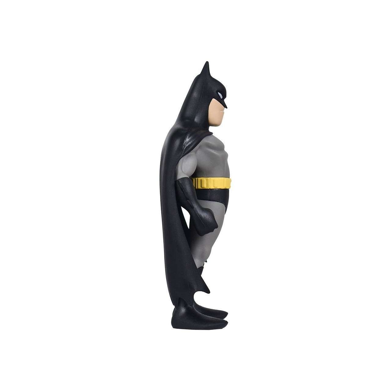 Yan profilden görünen, siyah pelerinli ve sarı kemerli gri Batman figürü.