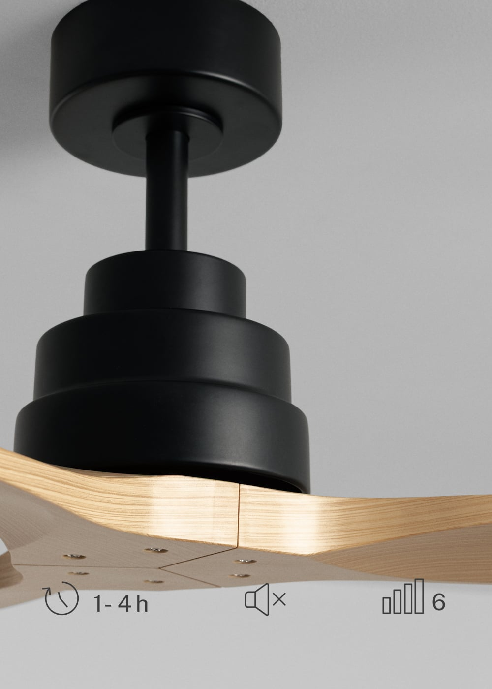 Ventilador de techo negro con aspas de madera, mostrando temporizador y velocidad.