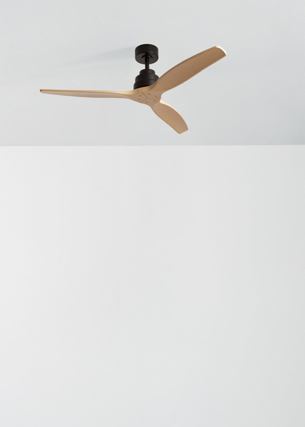Ventilador de techo negro con tres aspas de madera clara en techo blanco.