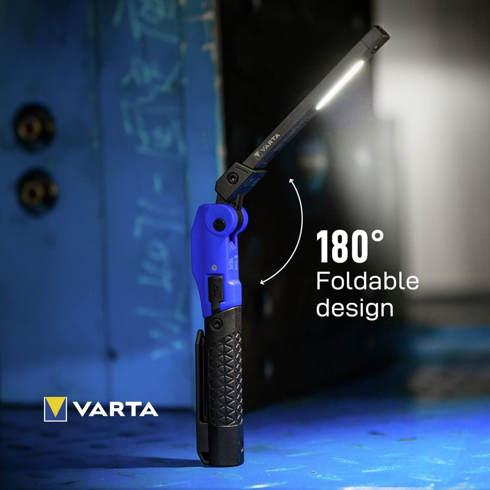 Ein blau-schwarzer VARTA Arbeitsstrahler mit 180° faltbarem Design leuchtet.