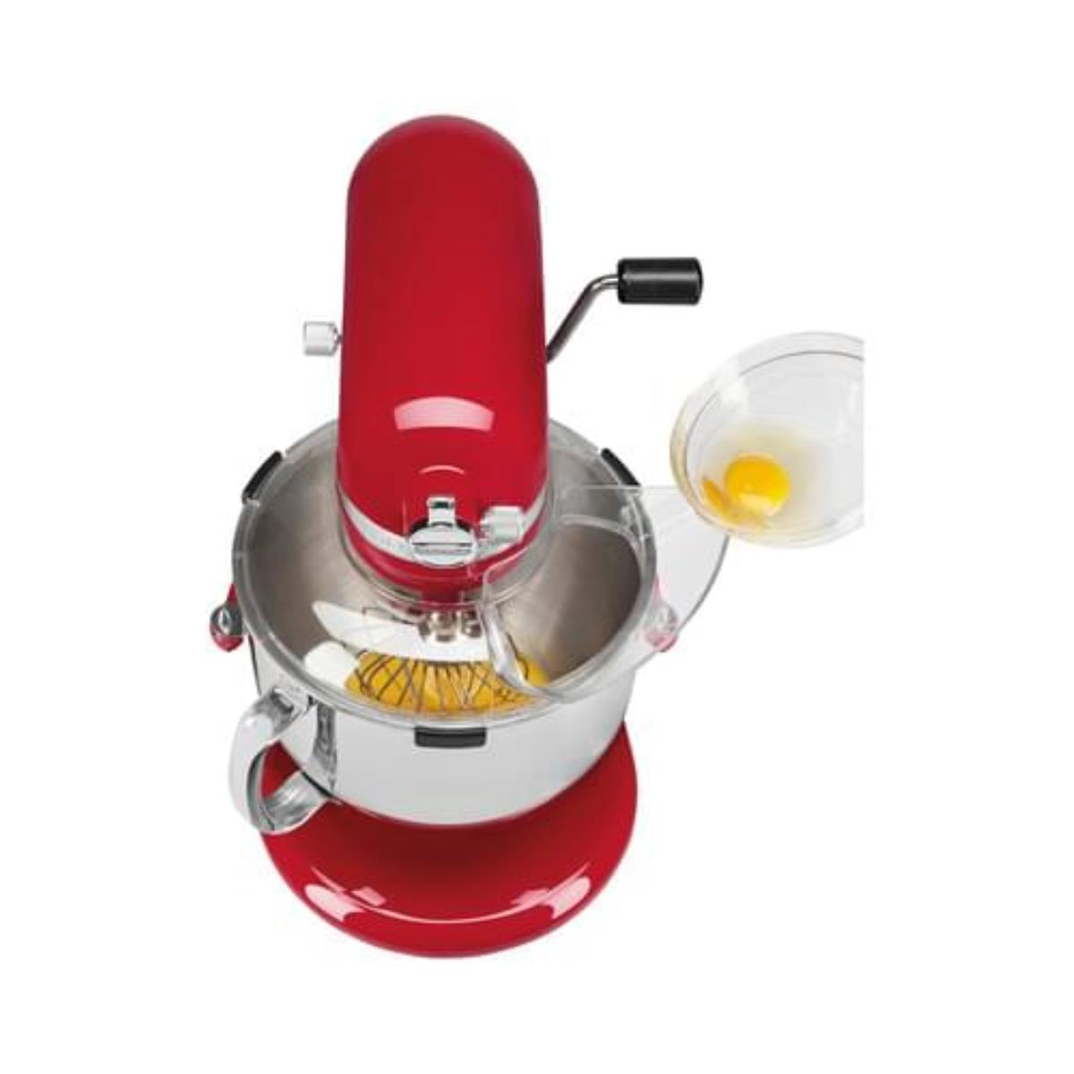 Ein roter Standmixer mit transparentem Spritzschutz und einer Schüssel mit Eigelb.