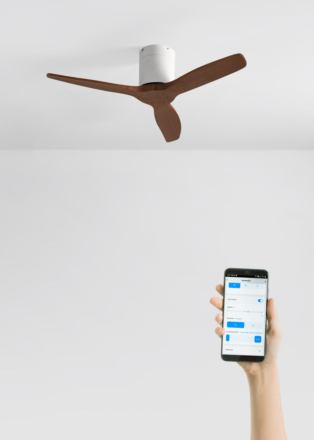 Un ventilador de techo moderno con aspas de madera se controla mediante una app.