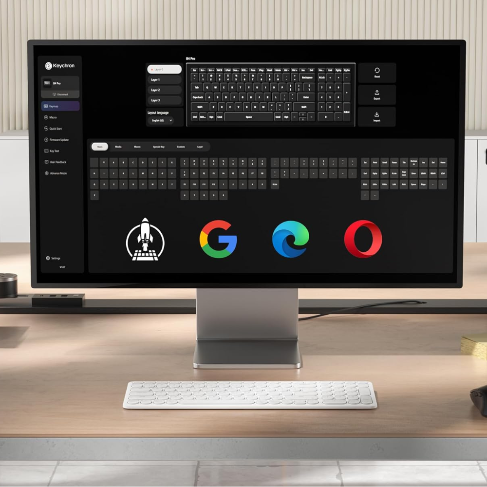 Monitor komputerowy wyświetla oprogramowanie Keychron z układami klawiatury i logo przeglądarek.