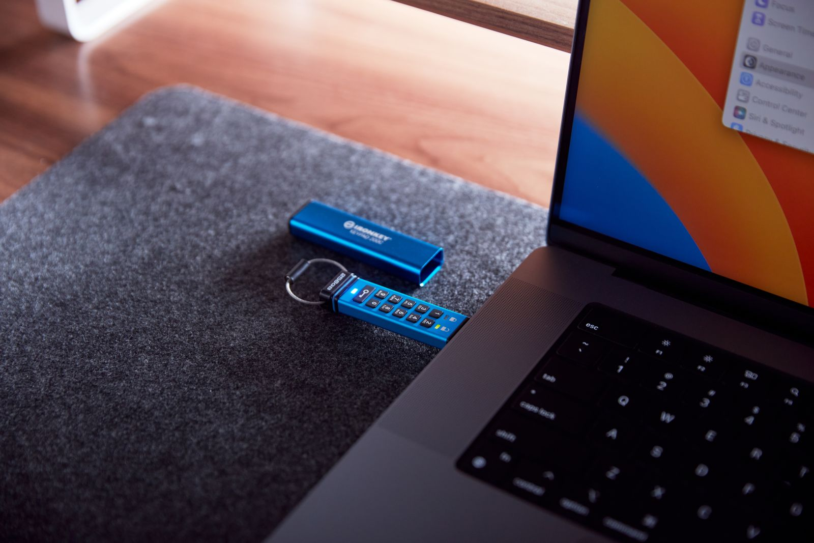 Ein blauer USB-Stick mit Tastatur ist in einen Laptop eingesteckt.