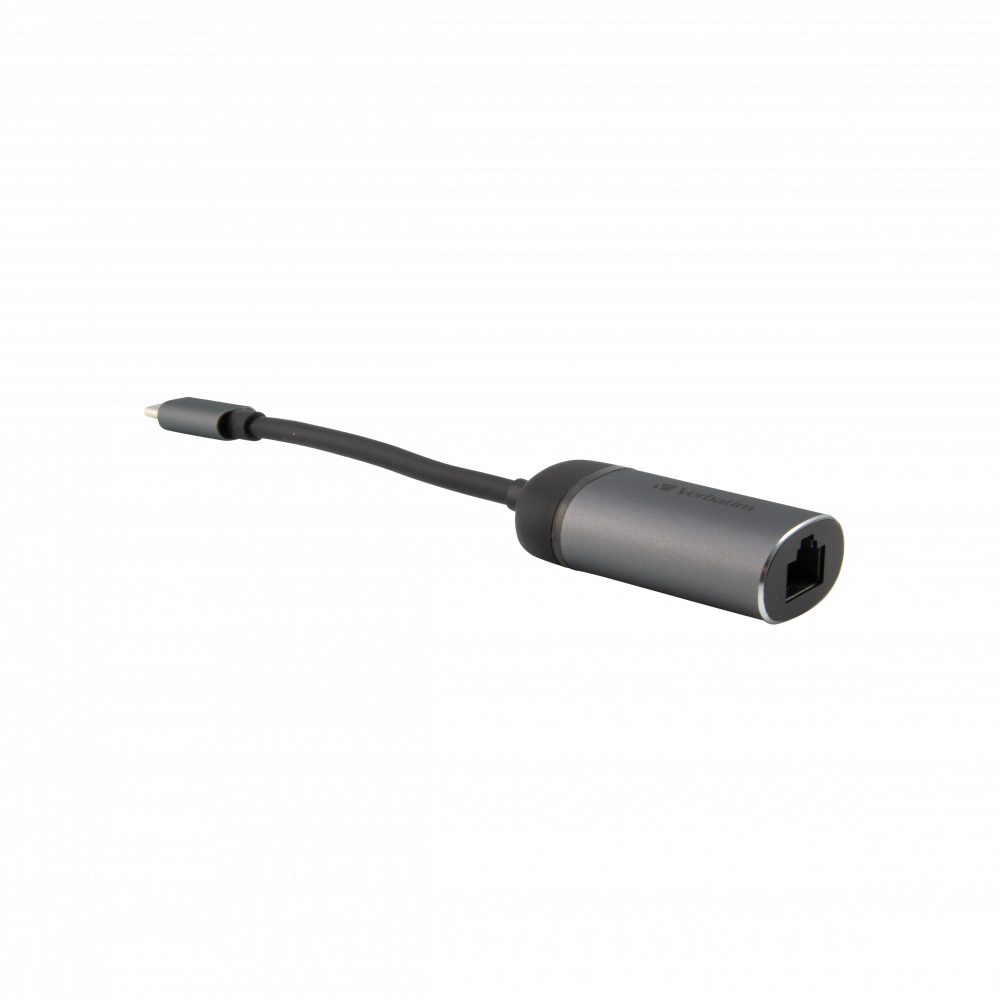 Ein grauer USB-C zu Ethernet-Adapter mit schwarzem Kabel liegt auf weißem Hintergrund.