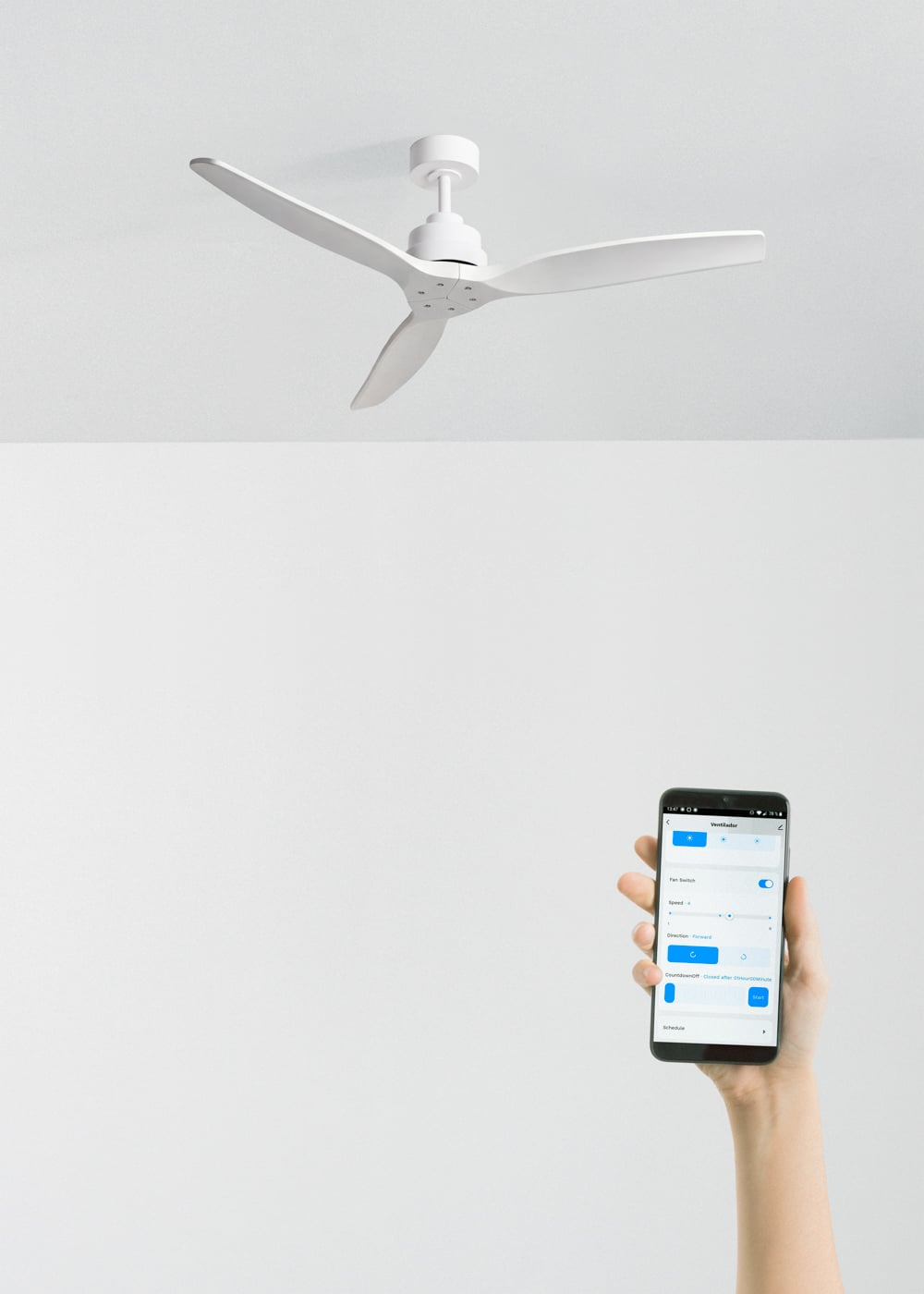 Un ventilador de techo blanco de tres aspas y un smartphone con app de control.