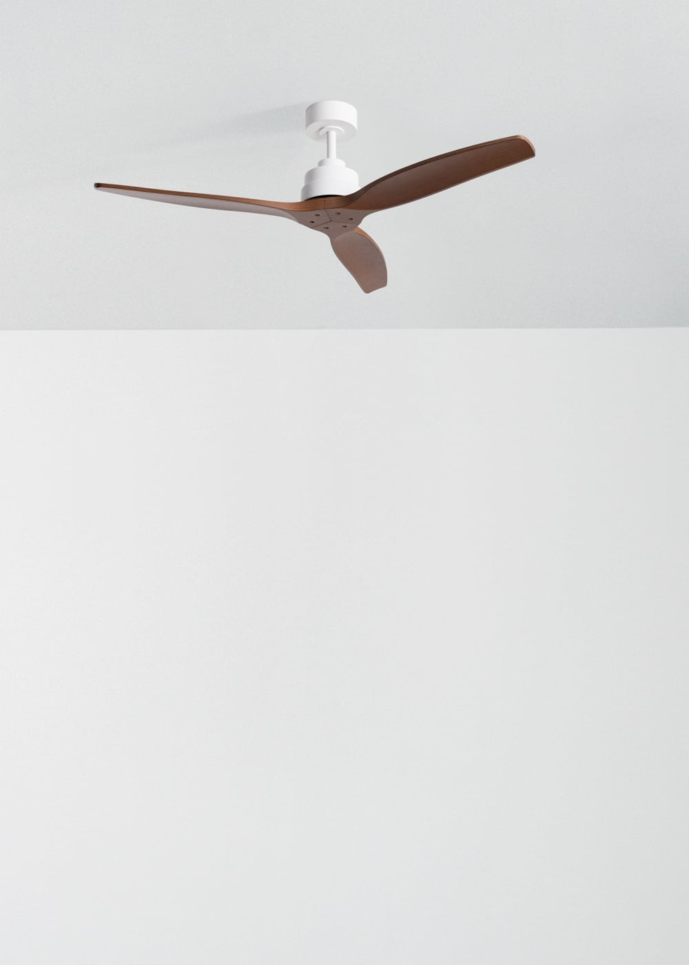 Un ventilador de techo blanco moderno con aspas de madera marrn en techo blanco.