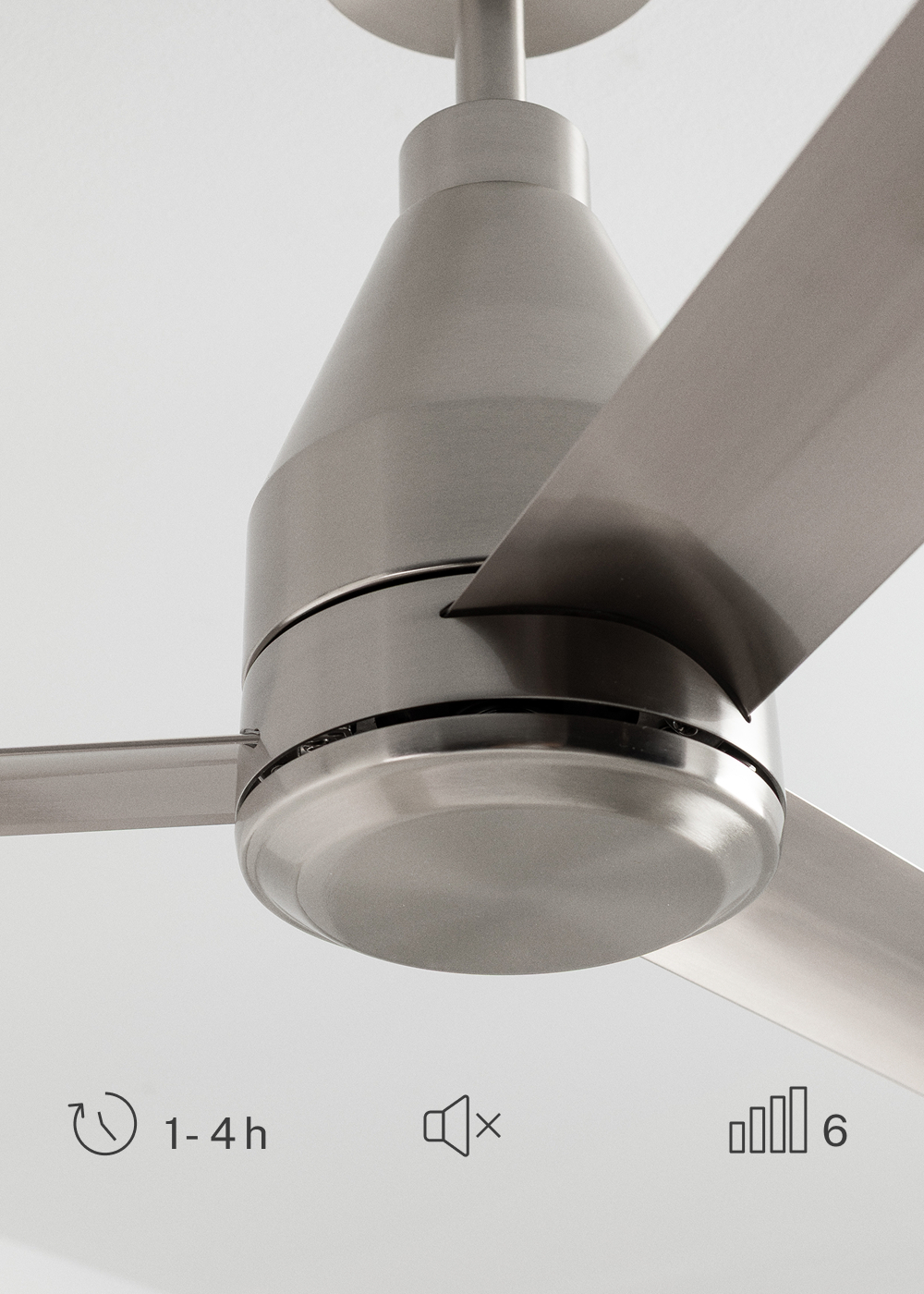 Ventilador de techo moderno de metal con 3 aspas y un icono de temporizador.