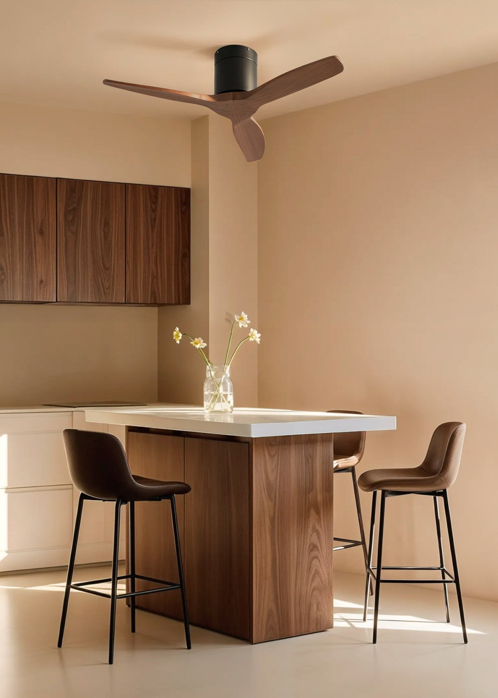 Cocina moderna con detalles de madera, isla, tres taburetes y ventilador de techo.