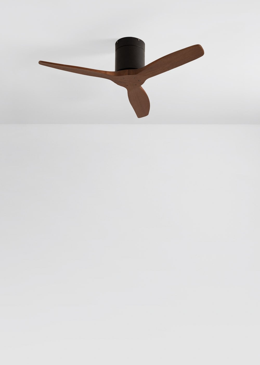 Un ventilador de techo moderno con tres aspas de madera y carcasa negra.