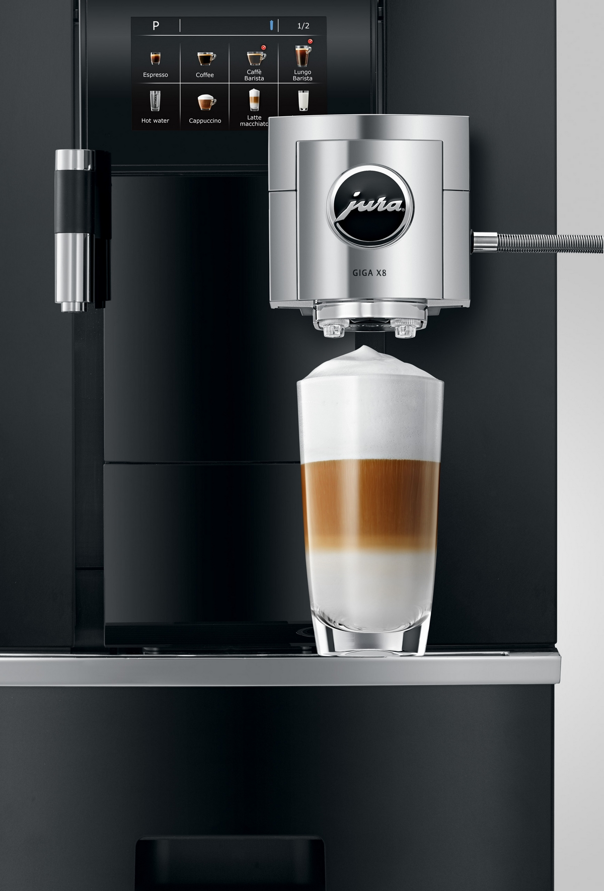 Una macchina da caffè nera con un bicchiere di caffè stratificato con schiuma.