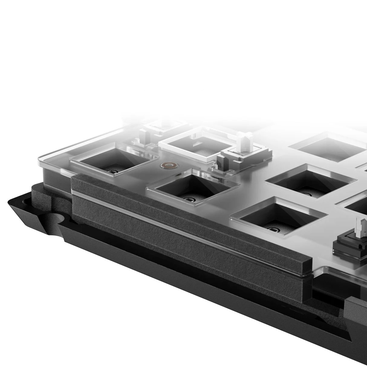 Płytka klawiatury mechanicznej z czarnymi uszczelkami piankowymi i metalową płytką.