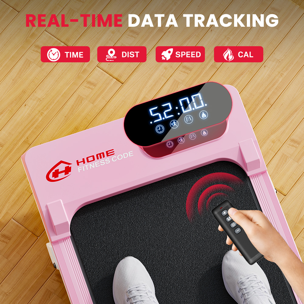 Tapis roulant rosa con display digitale che mostra 5:20.0, telecomando in mano.