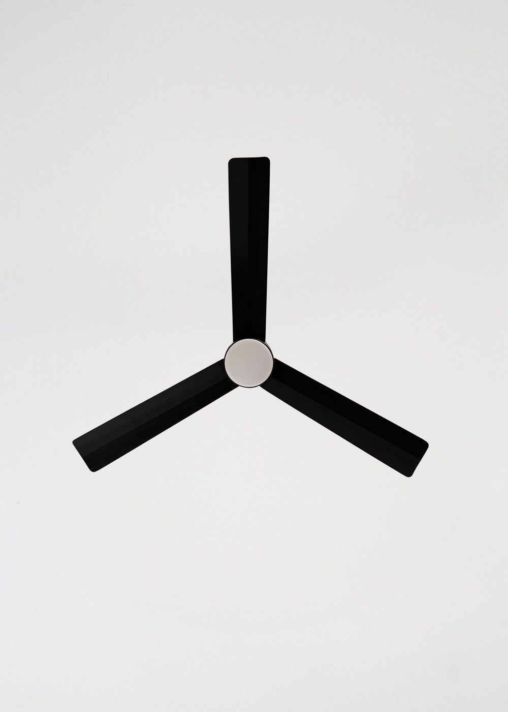 Ventilador de techo negro de tres aspas centrado sobre fondo blanco.