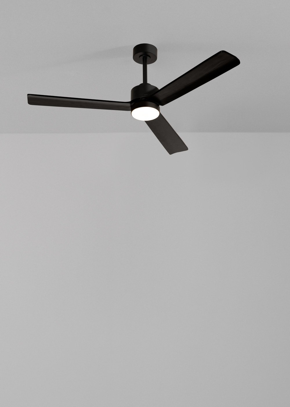 Ventilador de techo negro de tres aspas con luz integrada sobre fondo gris.