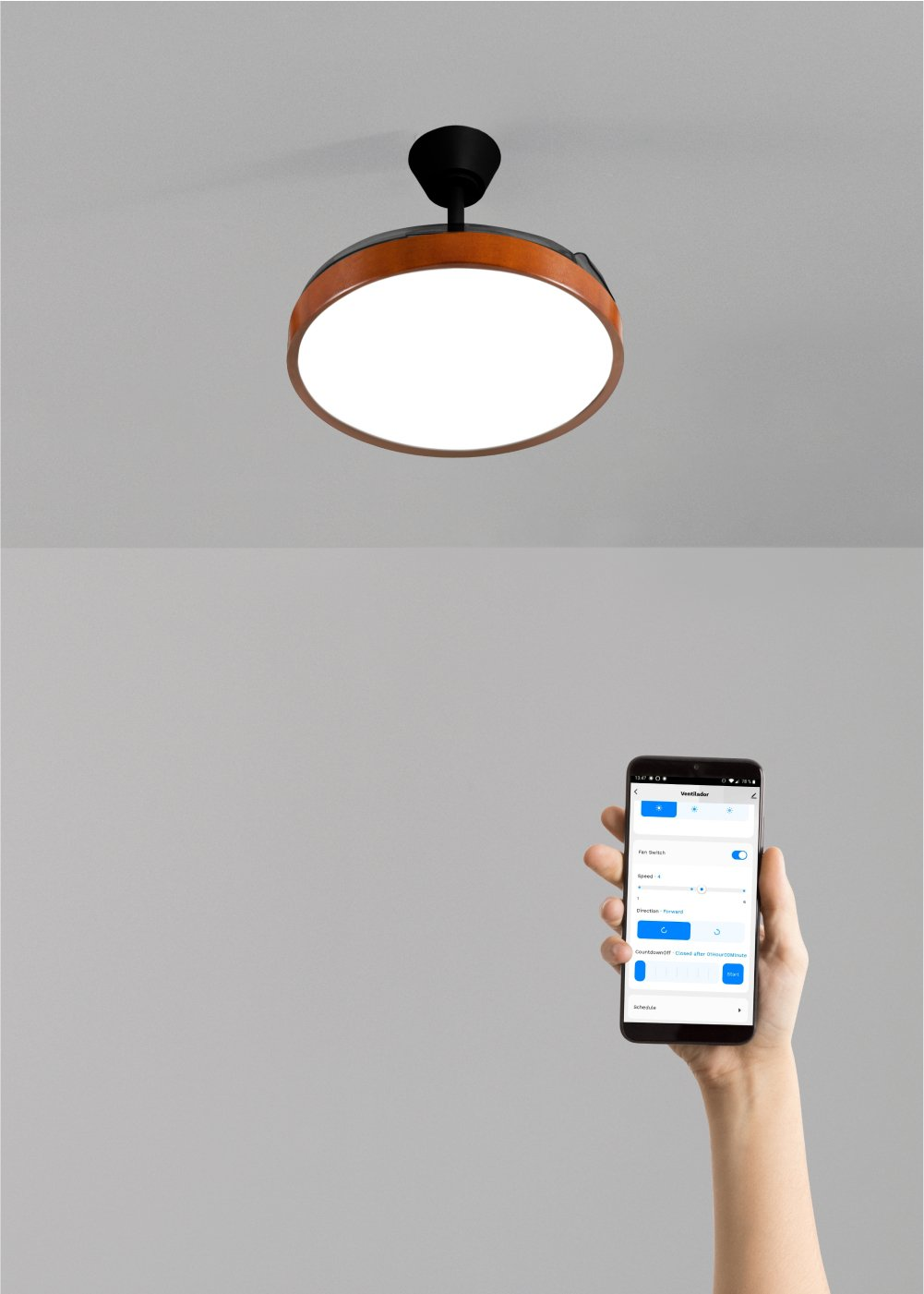 Ventilador de techo moderno con luz y una mano sosteniendo un smartphone con controles.