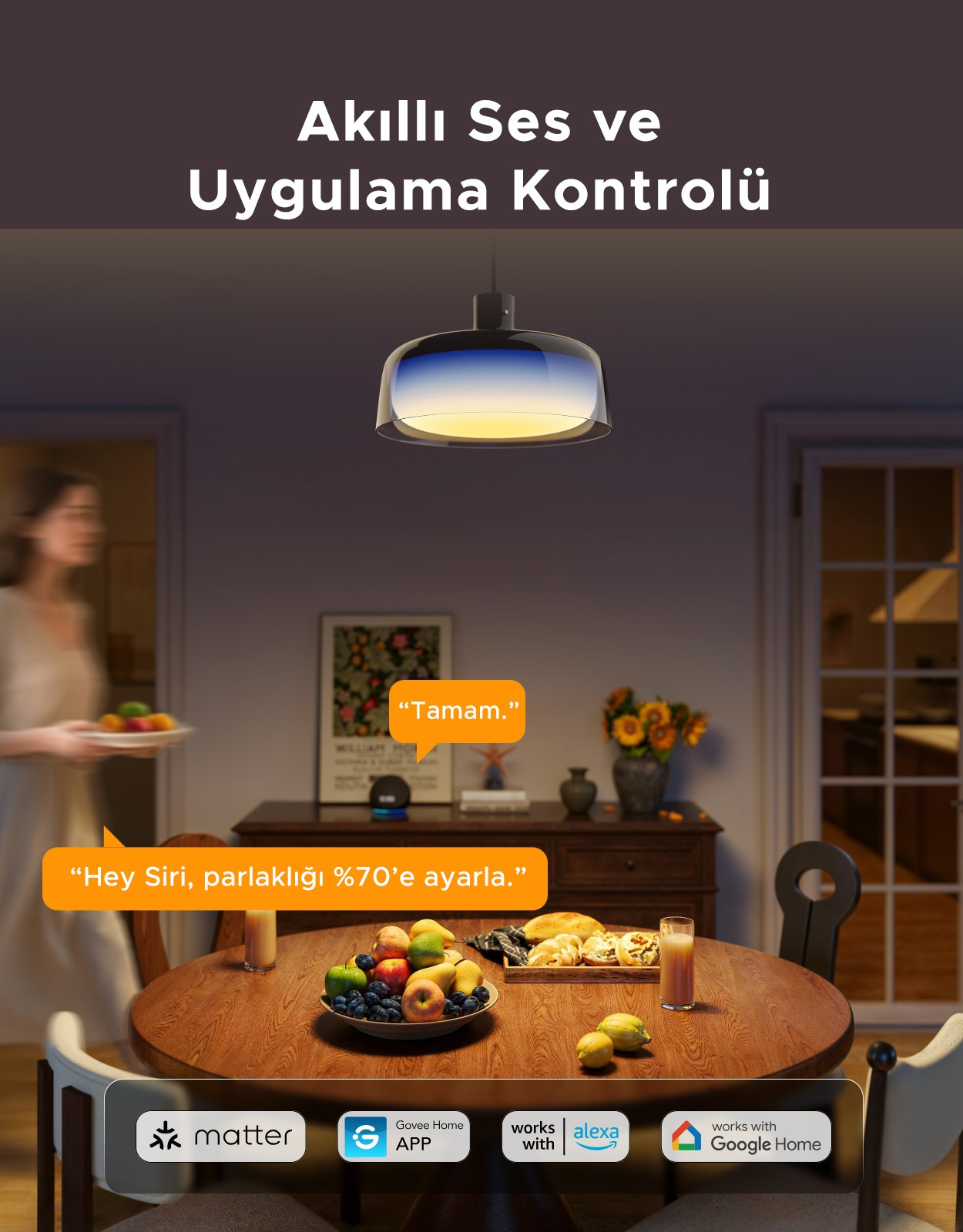 Meyve ve hamur işleri olan bir masa üzerinde akıllı ses ve uygulama kontrolü.