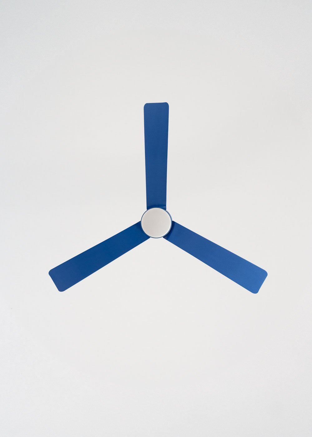 Un ventilador de techo azul con tres aspas sobre fondo blanco.