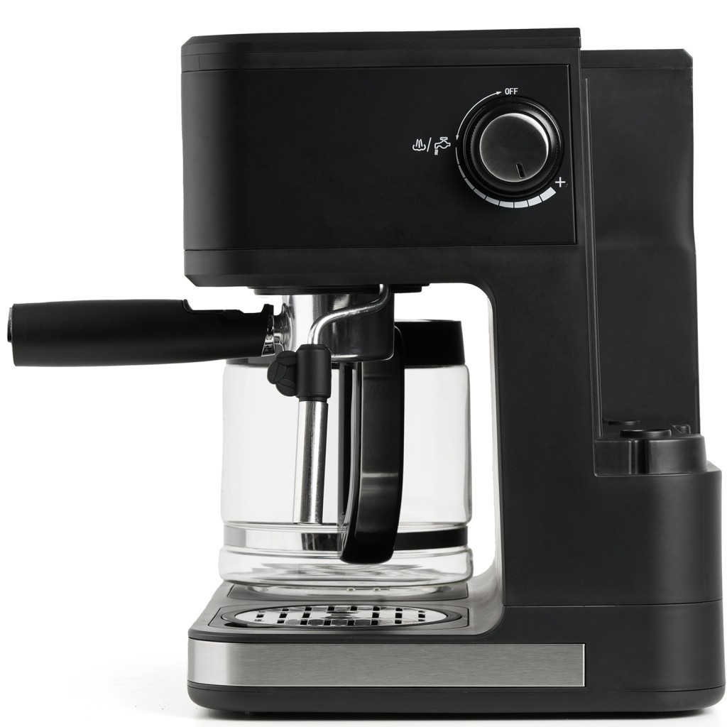 Siyah espresso makinesi, cam sürahi ve gümüş aksesuarlar.