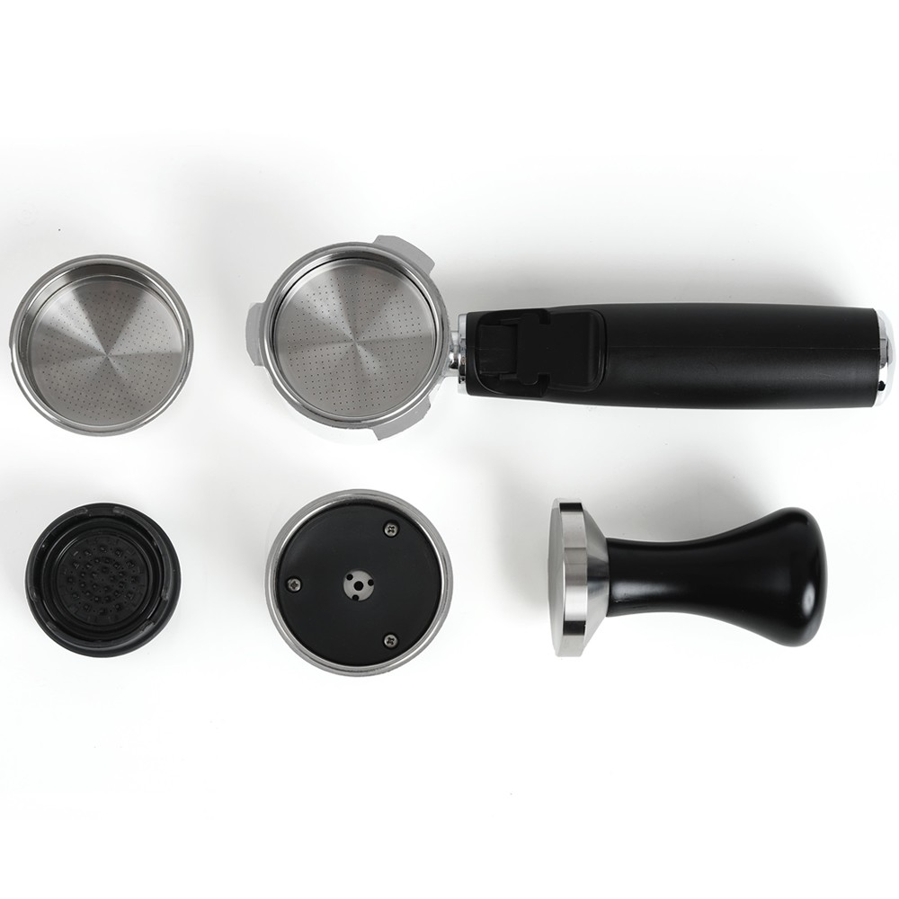 Espresso makinesi aksesuarları: portafiltre, tamper, sepet ve conta.