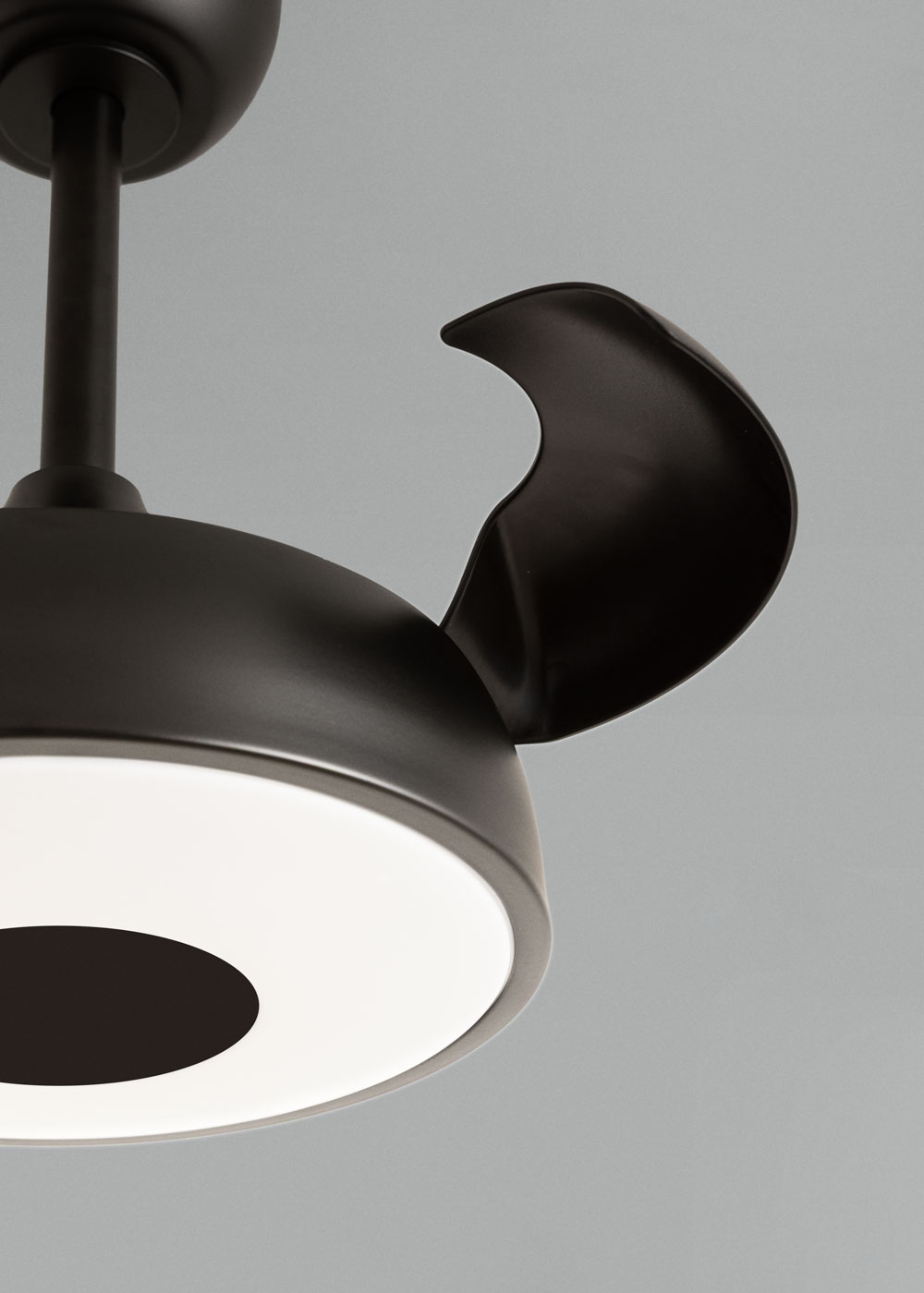 Ventilador de techo negro con luz y aspas curvas sobre fondo gris.