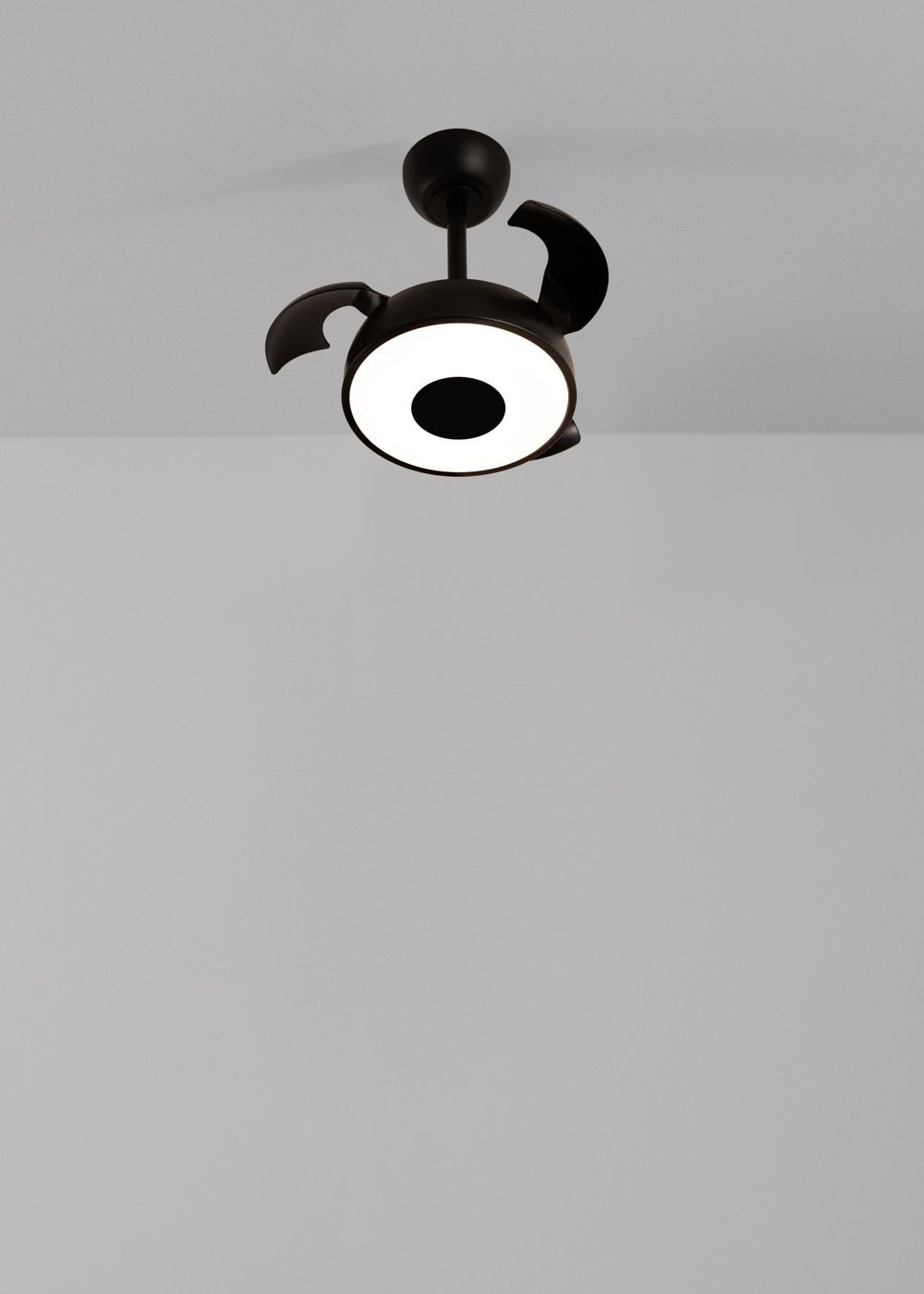 Un ventilador de techo oscuro con luz, montado en un techo blanco.