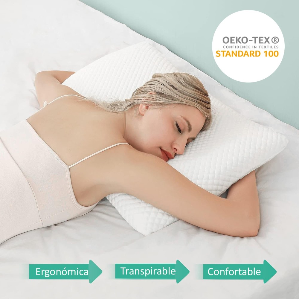 Mujer durmiendo en almohada blanca con etiqueta OEKO-TEX.