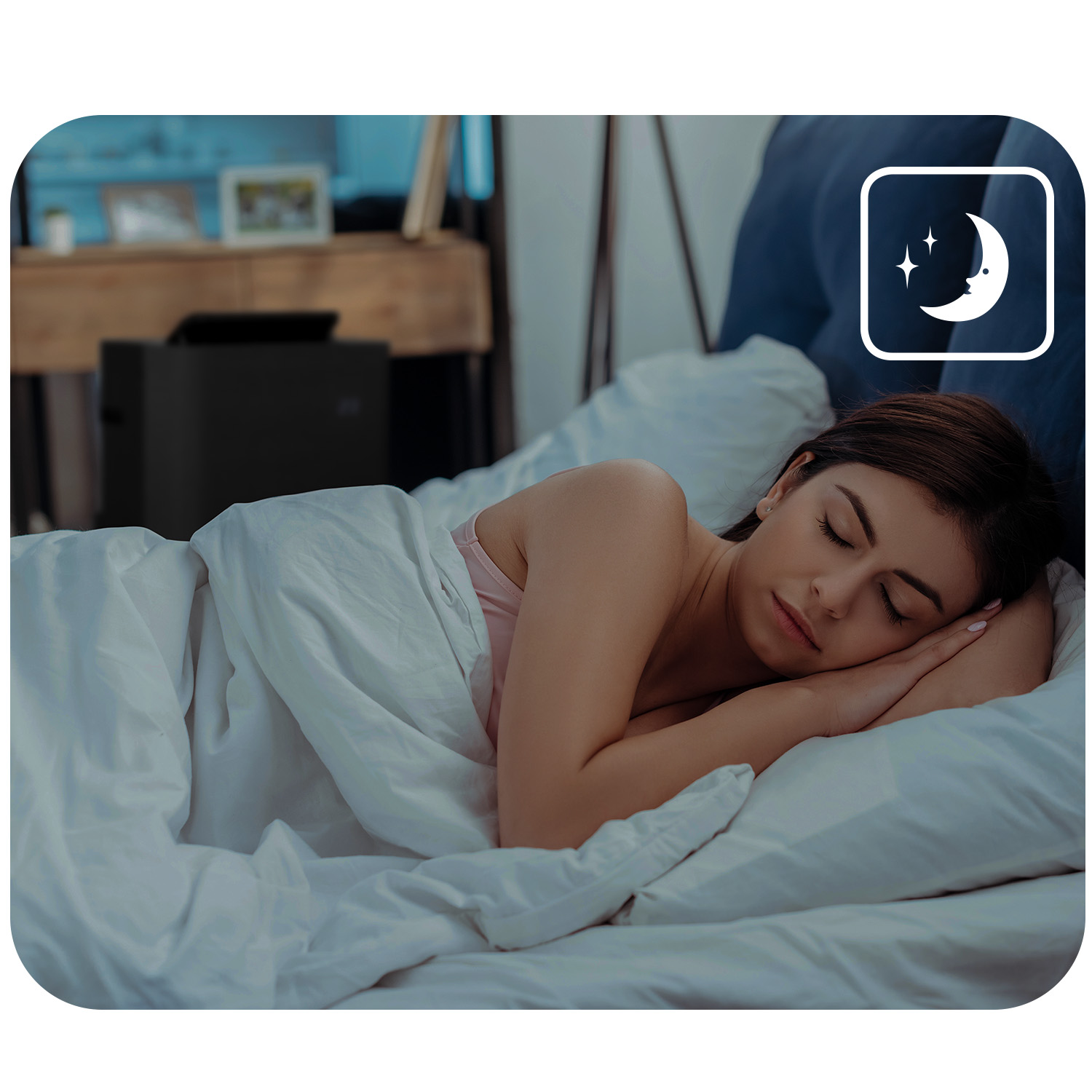 Kobieta śpi pod białym kocem. Ikona księżyca po prawej górze.
