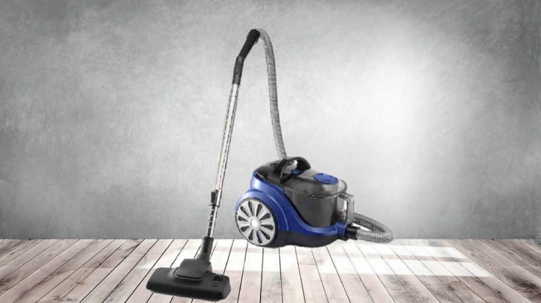 Hortumlu ve fırçalı mavi elektrikli süpürge ahşap zeminde duruyor.