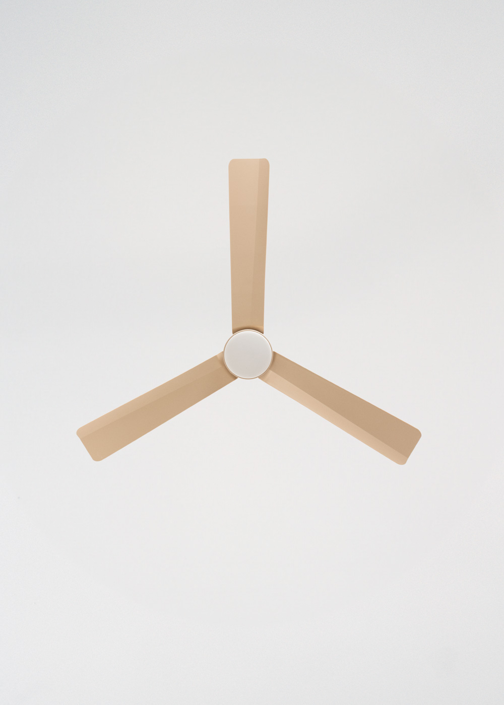 Un ventilador de techo con tres aspas color beige y un centro blanco.