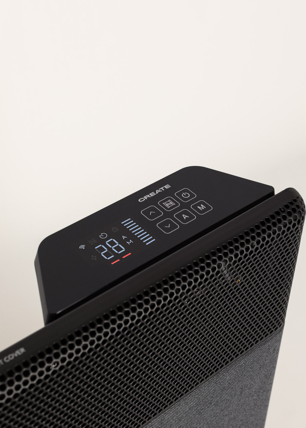 Calentador negro con pantalla digital que muestra 28 grados. Botones de control arriba.
