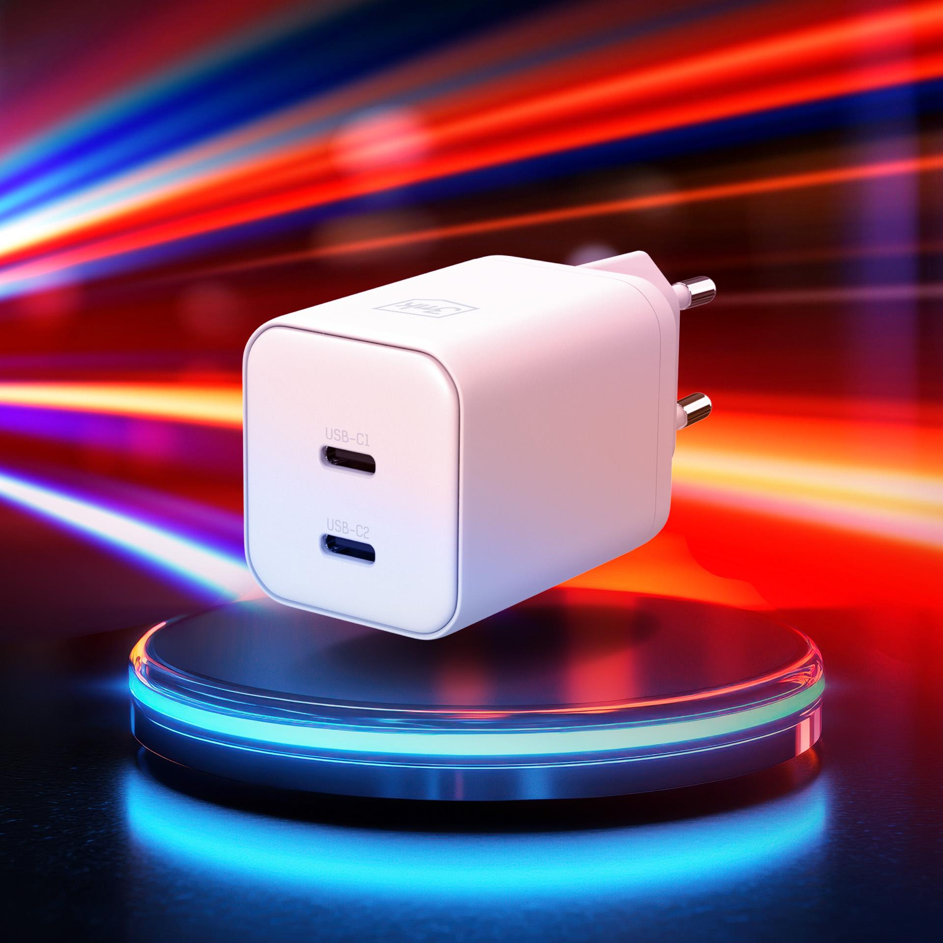 Biała ładowarka USB-C z dwoma portami stoi na podświetlanym postumencie.