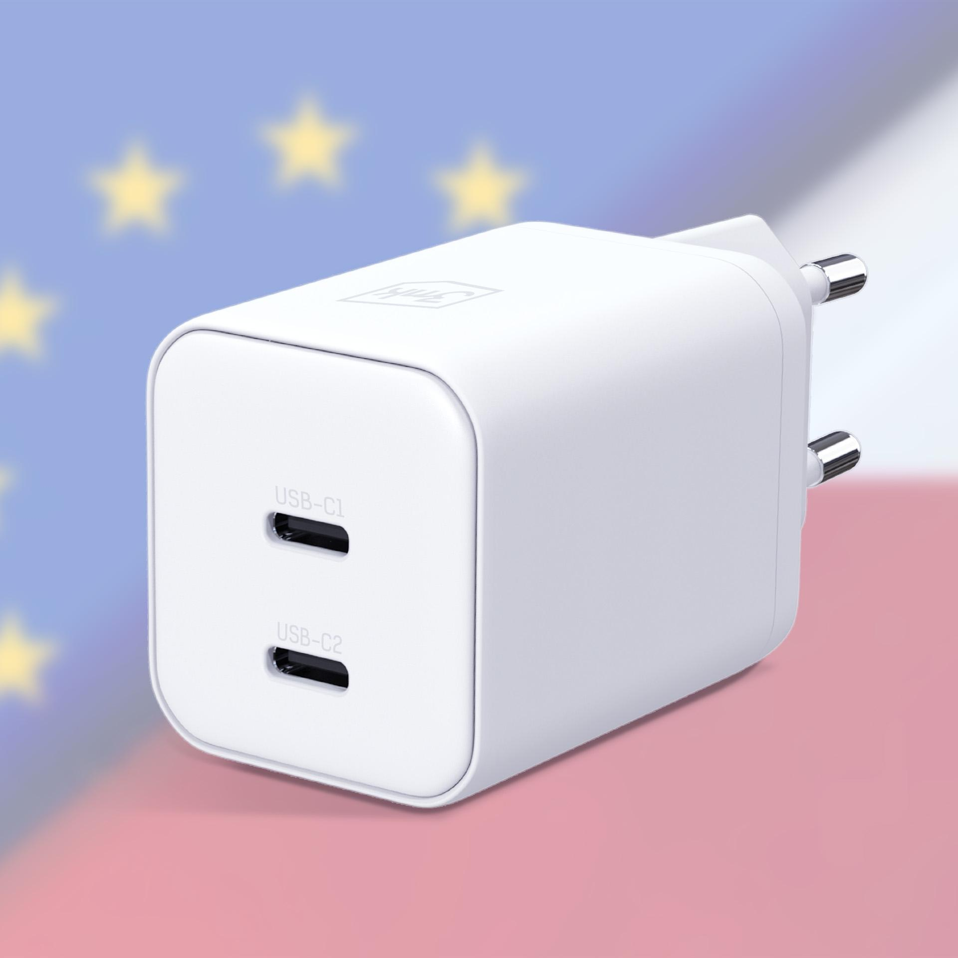Biała wtyczka ładująca USB-C z dwoma portami na niebieskim tle z gwiazdami.