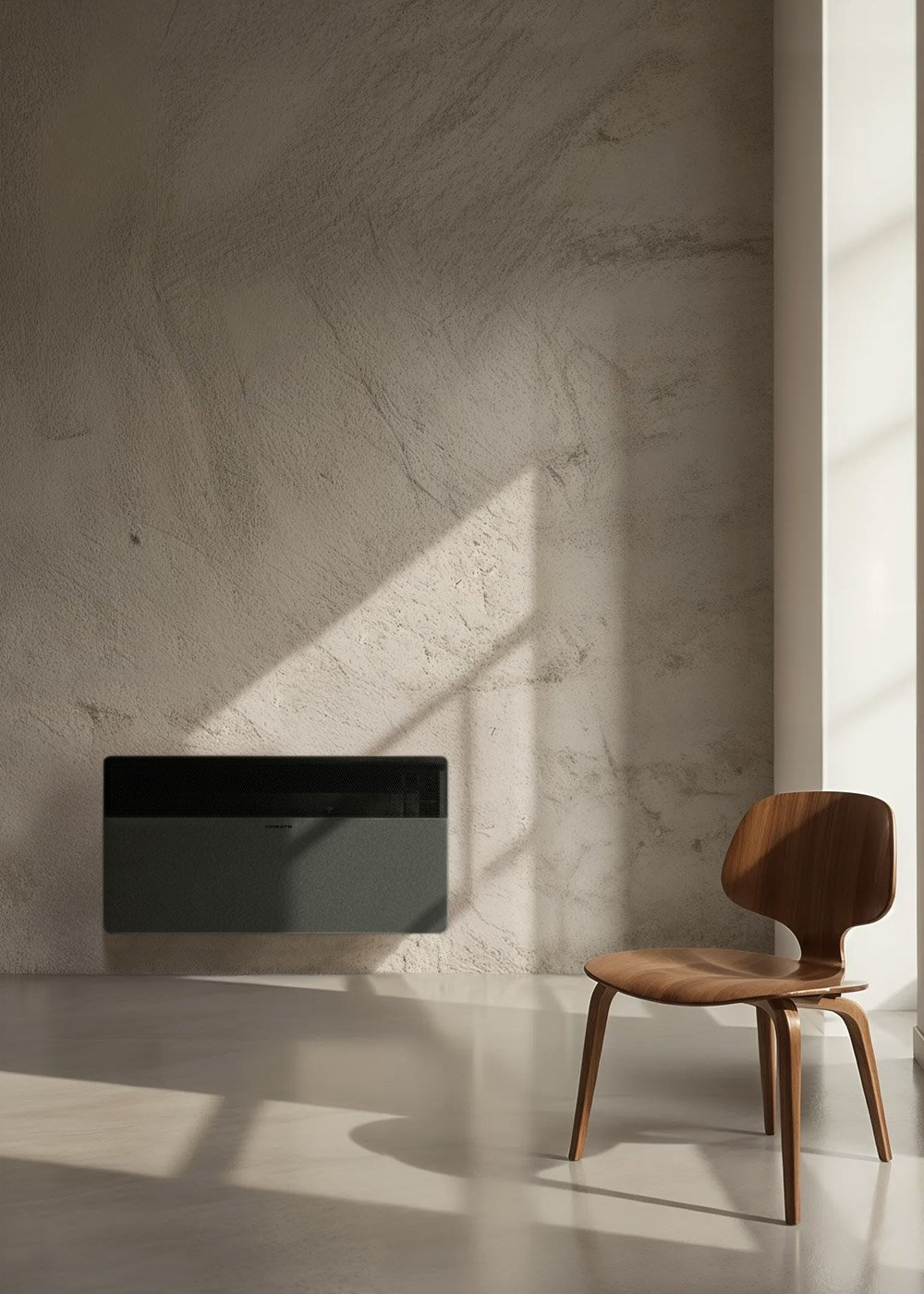 Un radiador oscuro sobre un sillón de madera contra una pared texturizada.