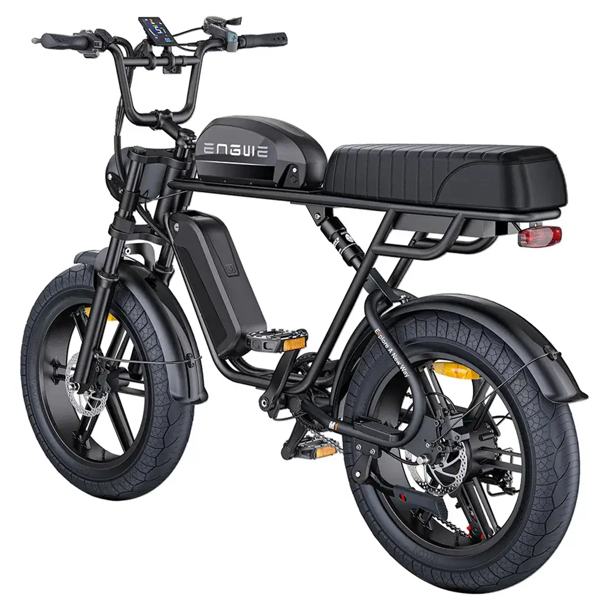 Czarny rower elektryczny z szerokimi oponami, cyfrowym wyświetlaczem i siedzeniem.