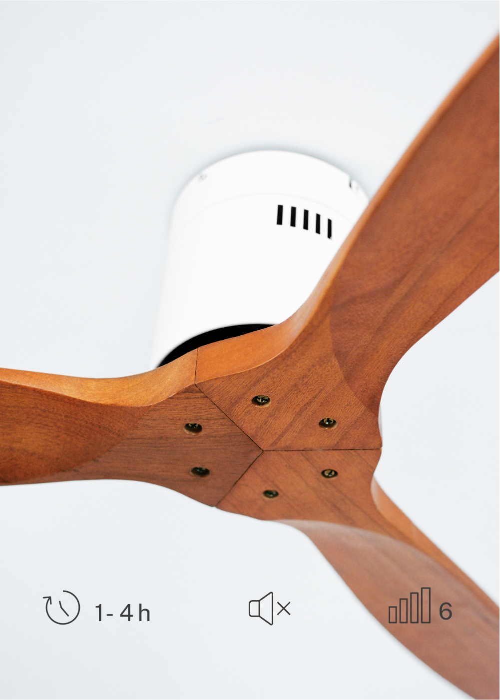 Ventilador de techo con aspas de madera y carcasa blanca. Incluye temporizador e indicador.